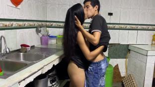 Ella invita a su primo ambriento a comer algo a la cocina y terminan cogiendo buenisimo